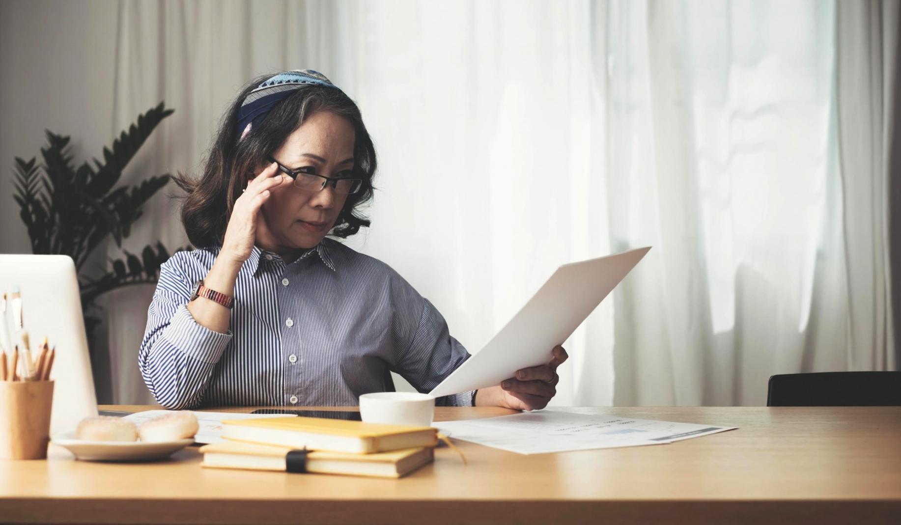 Scrittori al lavoro in un ambiente creativo e stimolante