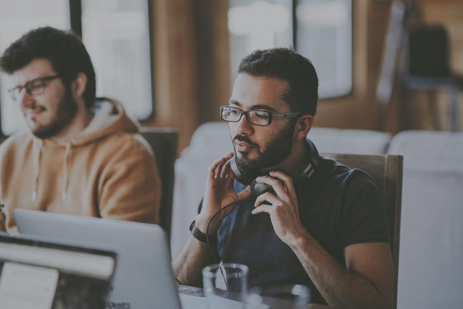 Biblioteca di riferimento con collezioni di diversi generi letterari