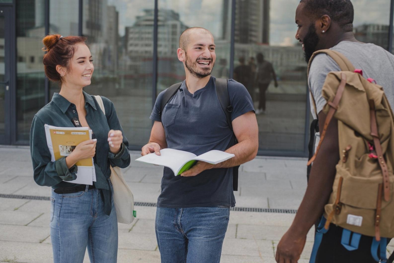 Studenti che lavorano ai loro progetti di scrittura creativa