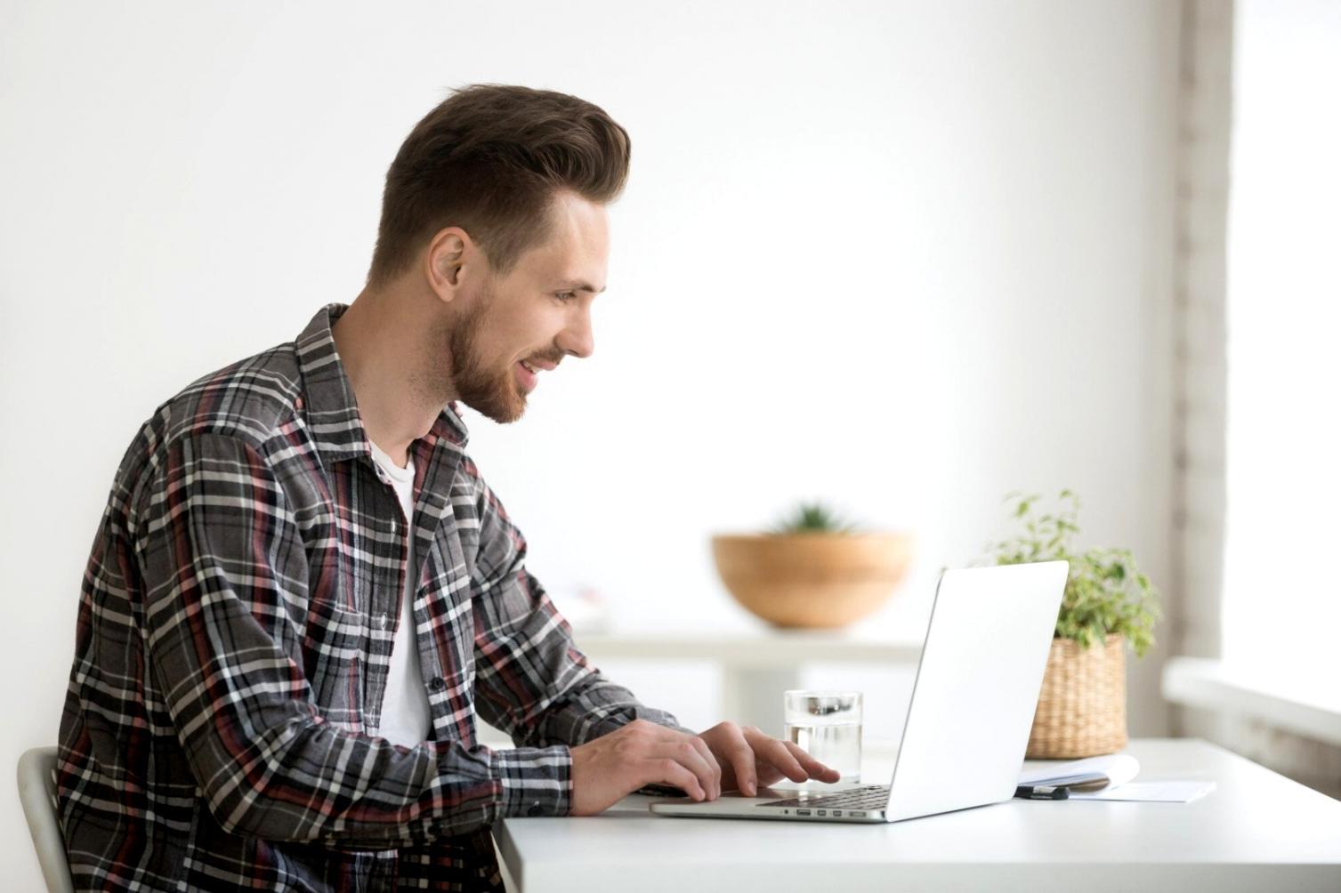 Spazio di lavoro creativo con materiali di scrittura e appunti sparsi su un tavolo in legno